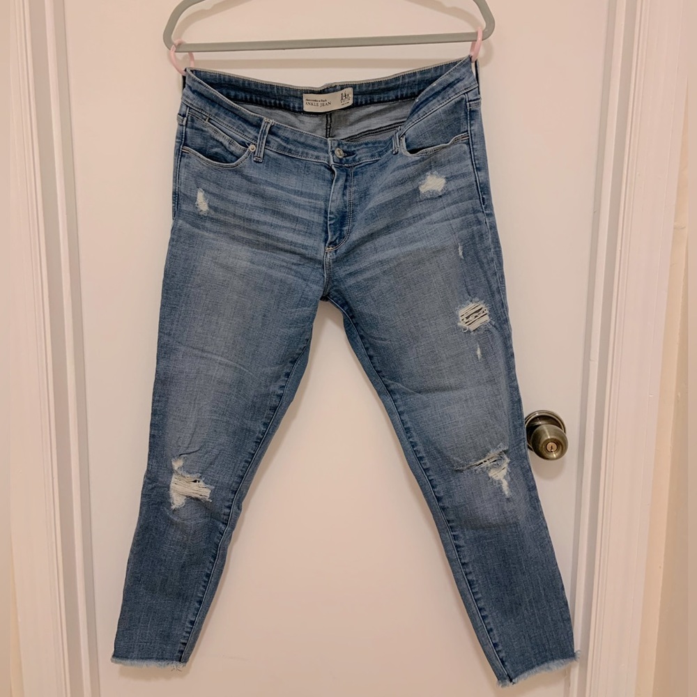 PRELOVED // Abercrombie Distressed Skinny Ankle Jeans